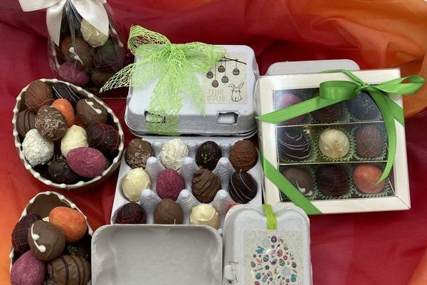 Pralinen-Eier in verschiedenen Varianten verpackt (Pos.27 bis 30)