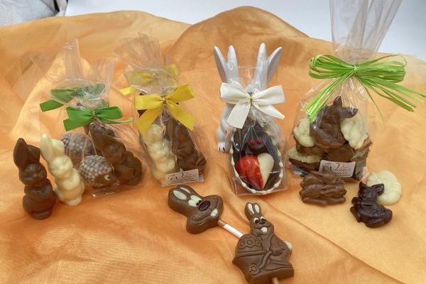 Lachhase mit Nougatsch�fchen, 2 Lachhasen "Best friends", Osterei mit 2 Pralinen, Schokoladentaler, Lollys (Pos. 16 bis 20)